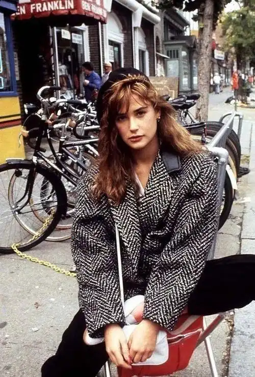 近年来,美式复古大浪再起,回顾八十一代的流行风尚,裹腿裤,迷你裙