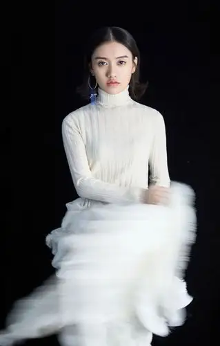 陆琦蔚简约气质黑白写真图片