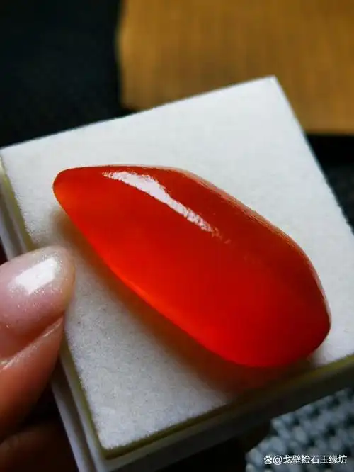 红色金丝玉是金丝玉中最漂亮,最稀少,最有魅力,最有升值空间的玉石.