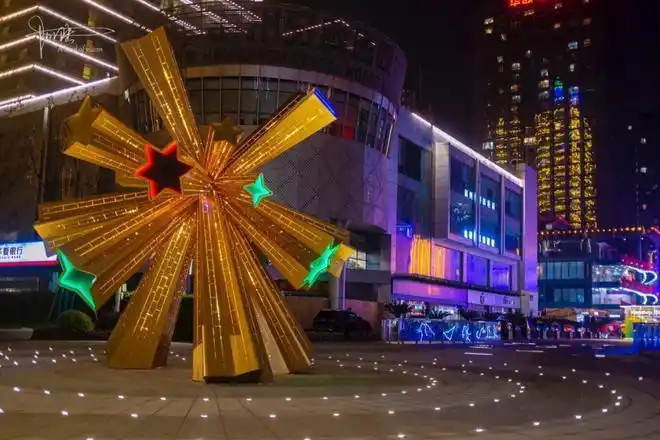 星光大道原来不仅是步行街还是钱塘江边最大的轻奢商场很热闹