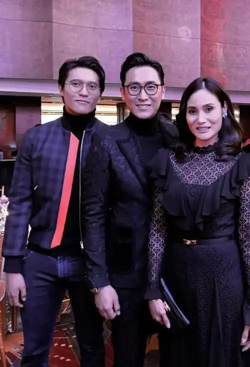 马德钟一家三口郊游享受健康生活52岁依旧身材健硕不输年轻人