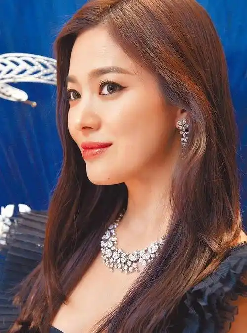 原创改变风格后的宋慧乔烟熏妆搭深v裙出席活动魅惑女王范太飒了