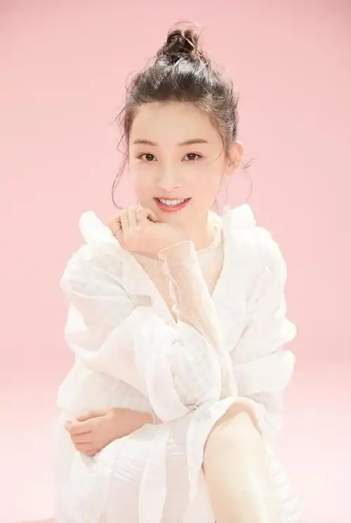 庆余年范闲妈真美,15岁顾语涵小小年纪气质不俗,时尚穿搭有一套