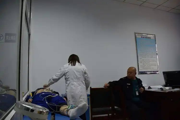 党委委员,副局长孙晓红安排部署看守所组织半年以上在押人员进行体检