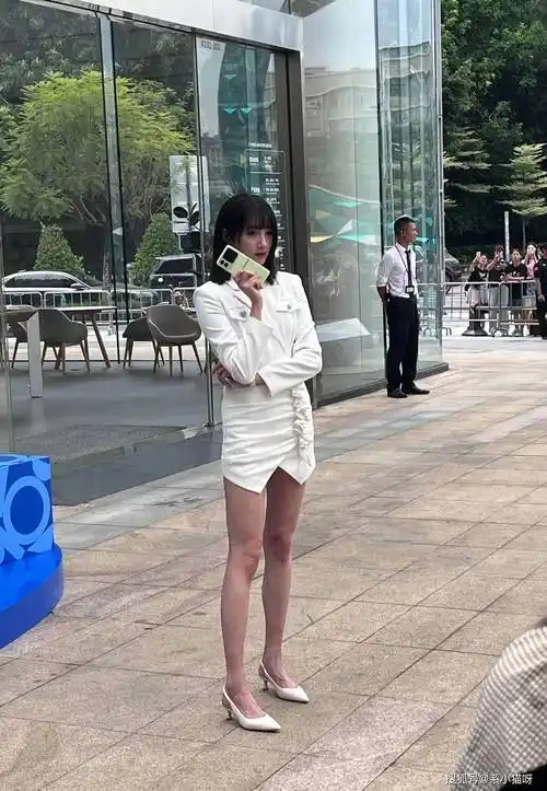 关晓彤的白皙大长腿,路人抓拍,真是太迷人了 ​​​!