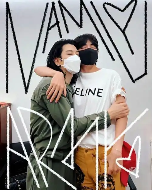 金泰亨solo#97#金泰亨蓝发#小熊只是喜欢合照时贴贴(,,6107.