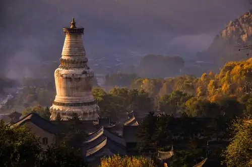 查看更多高清图片忽闻声声木鱼响,疑是众佛到身边(佛教圣地五台山)忽