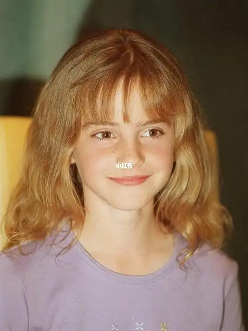 哈利波特中赫敏的扮演者 艾玛在哈利波特中饰演赫敏,与12个男朋友有了