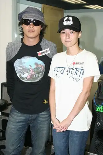 组图陈奕迅卢巧音彩排音乐会墨镜造型摆酷