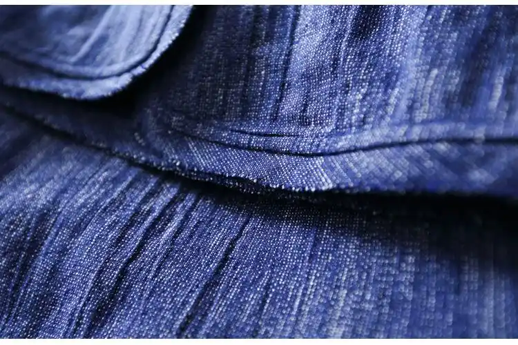 门襟和下摆用了拼接毛边工艺,突破常规,增加了其衣服的设计点,毛边