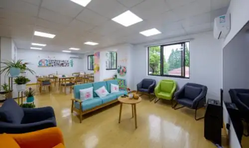 打高尔夫球做烘焙享受按摩浦东这个老年人日间照护中心开园啦