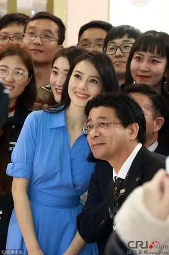 高圆圆一袭蓝衣清新可人与高层合影笑靥如花