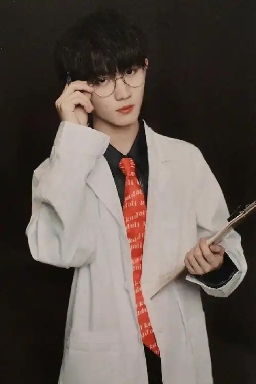 马嘉祺白衬衫领带