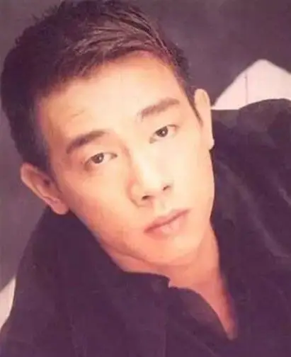 1995年,陈小春在拍摄古惑仔时被警察抓获:你分明就是古惑仔_腾讯新闻