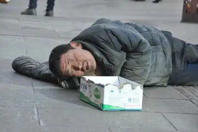 母亲收留个小乞丐,一年后小乞丐带来一辆豪车,知真相后惊喜来了