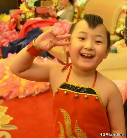 "年画娃娃"邓鸣贺8岁去世,全因母亲一句话,被网友称:童子命