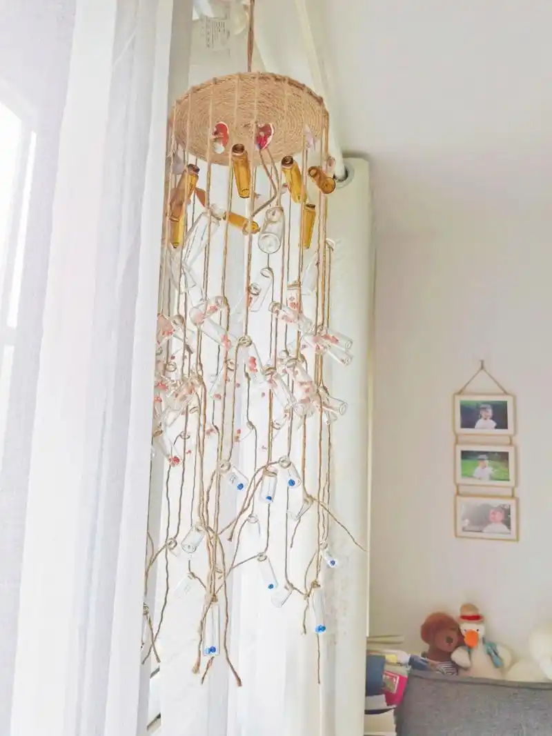 陪儿子做手工风铃 材料:4mm麻绳,各种小瓶子,干花,胶枪,贝壳,丙烯颜料