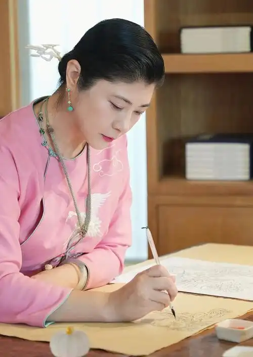 品牌简介|吉祥斋|由杨帆女士创立于2002年,致力于传承中华民族服饰之