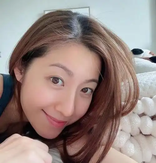 女星陈自瑶晒丰胸广告新照,其视帝老公却未见踪影