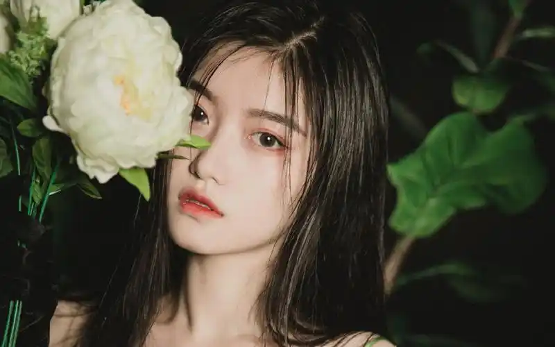 吊带裙美女性感丰满写真桌面壁纸