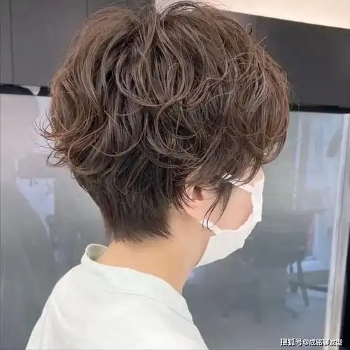 短发烫发,尽量避免蓬松的小卷,尽量选找一些大卷的卷发.
