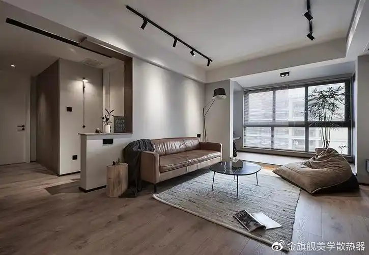 客厅不吊顶怎么装修好看?装上导轨灯,时尚又高档!