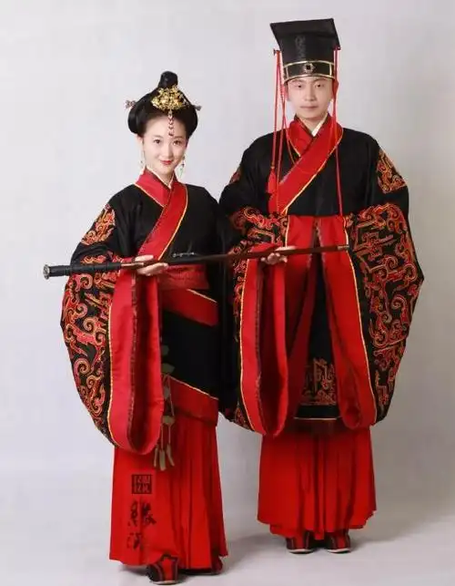 汉代新妇的嫁衣多采用袍制,延续周代的五行穿衣文化,婚服颜色依旧是玄