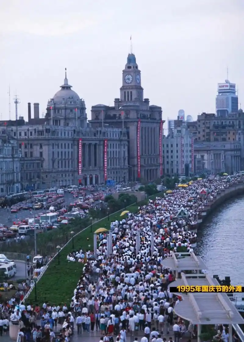 上世纪90年代的南京路和外滩,现在回想起来真的是非常怀念那个时代
