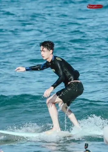 王一博夏日冲浪店