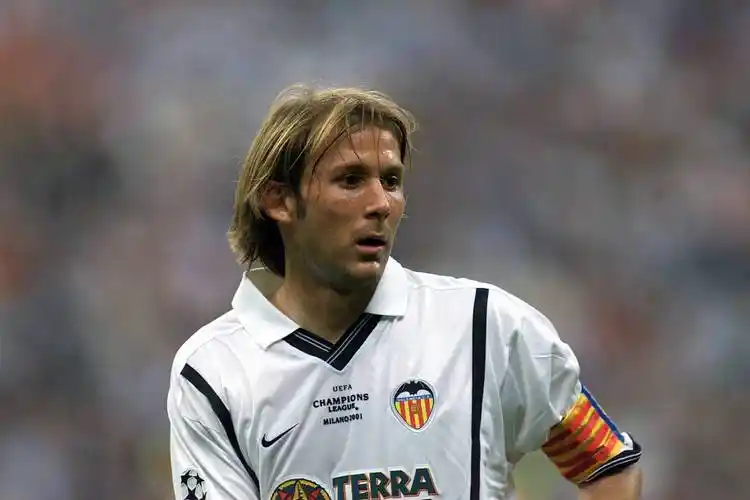 世纪之初风光无限的欧洲最佳中场门迭塔演绎西班牙王朝前奏