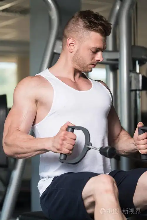 锻炼背部的肌肉男