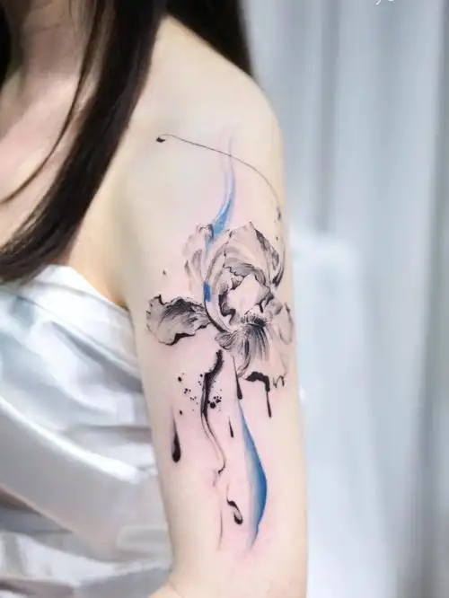 飛凡 tattoo - 焕焕把故事记录下来#浪漫  #北京纹身  #鸢尾花纹身