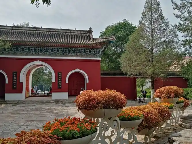 张家口"民革党员教育基地"在水母宫挂牌