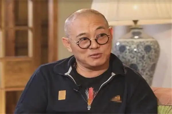 57岁李连杰在山洞打坐,双眼空洞满脸憔悴,他经历了什么?