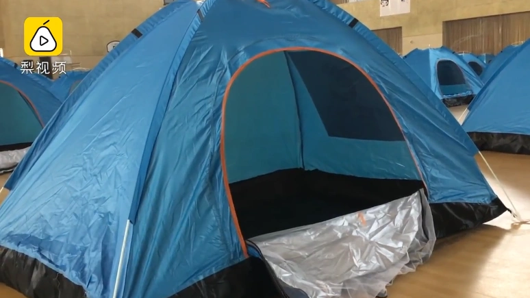 高校搭近百顶帐篷供家长休息