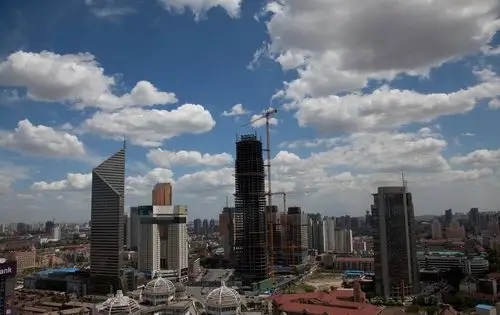 6月15日中午,城市上空的云