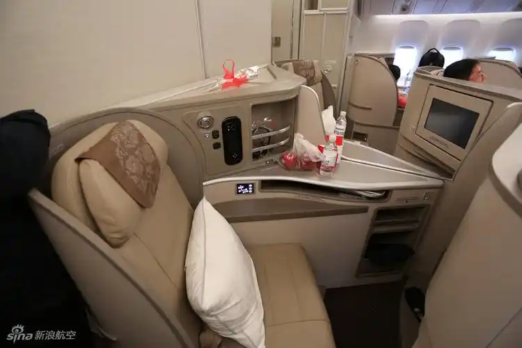 东航首架波音777-300er飞机商务舱内饰
