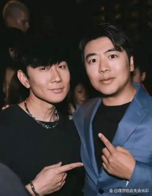 郎朗晒与艾玛合影周杰伦林俊杰赵丽颖也曾跟他合照人脉王实锤
