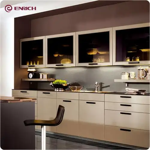 高端击倒现代木制高光泽紫外线厨柜与预花岗岩台面