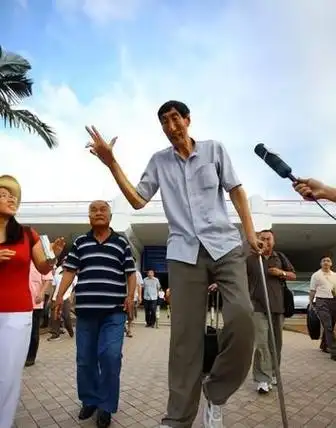 回顾中国第一巨人鲍喜顺不听医生忠告硬要生子孩子现身高多少