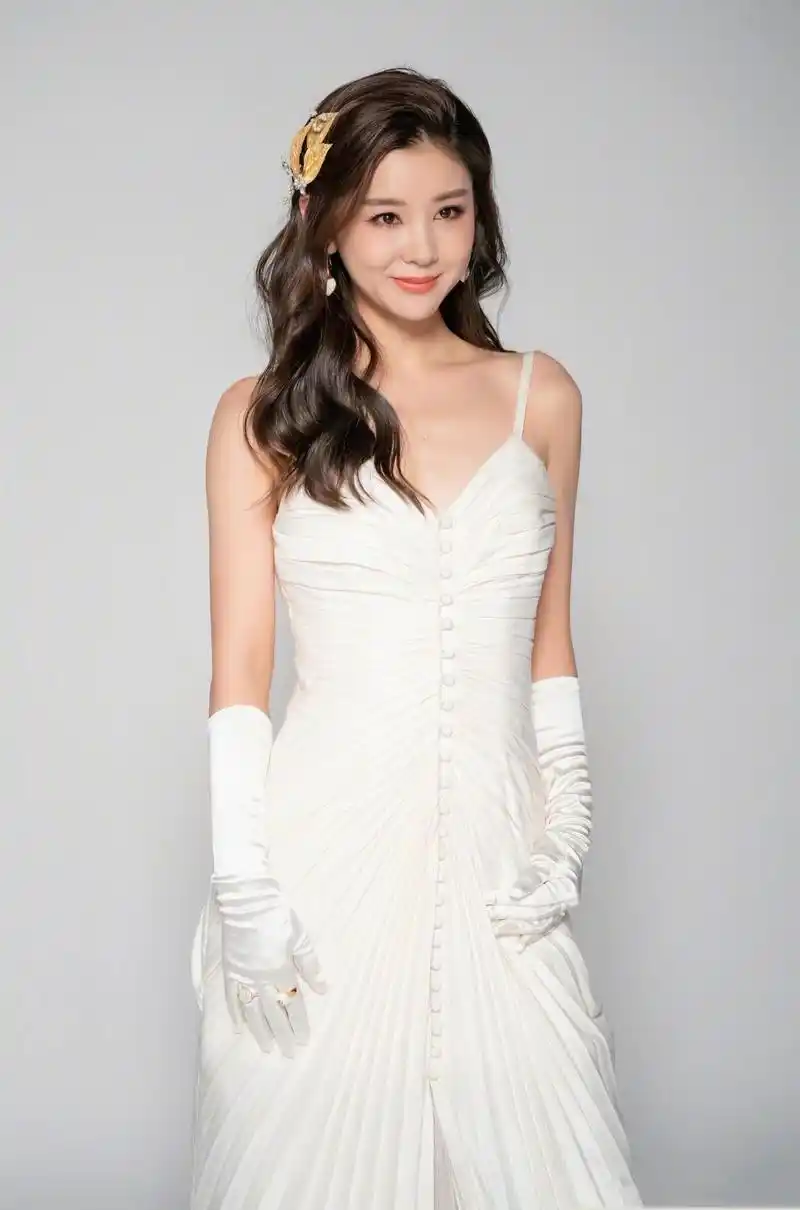 李小萌真会穿,米色毛衣配高腰牛仔裤简约洋气,难掩丰腴身材|李小萌|米