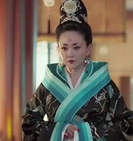 张定涵近些年她淡出影视圈,大部分时间用来旅行和游学,今次在《东宫》