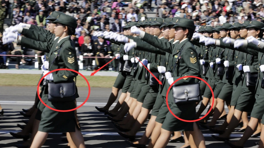 日本的女兵竟不 带枪?上战场就背一个小挎包能干啥?拿包砸?