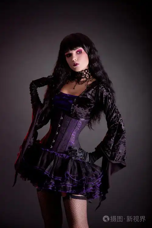 在紫色和黑色的哥特式万圣节服装浪漫哥特式的女孩