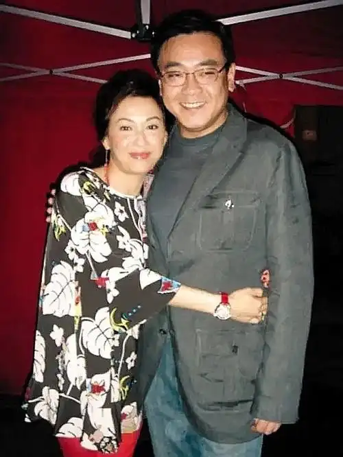 闪婚闪离王瑞翔,再婚罗晓文誓要丁克和张曼玉分手后,尔冬升娶了台湾