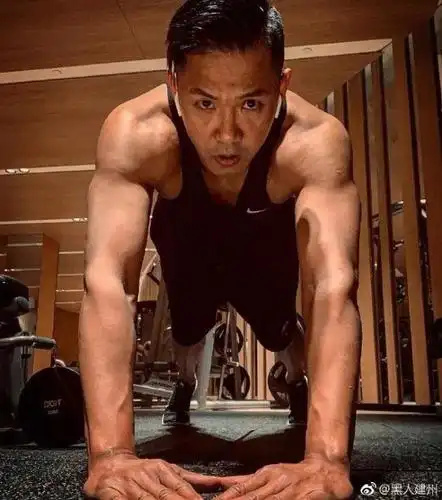 陈建州巅峰肌肉照曝光:250斤胖子的逆袭有多狠