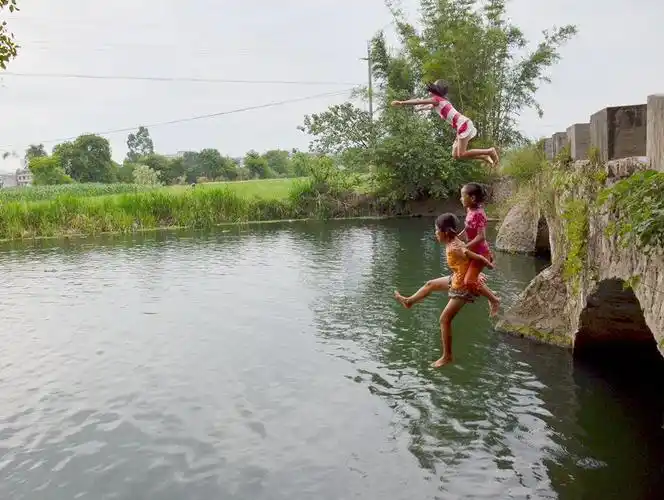 【再拍村娃戏水摄影图片】纪实摄影_阳光新兵800e_太平洋电脑网摄影