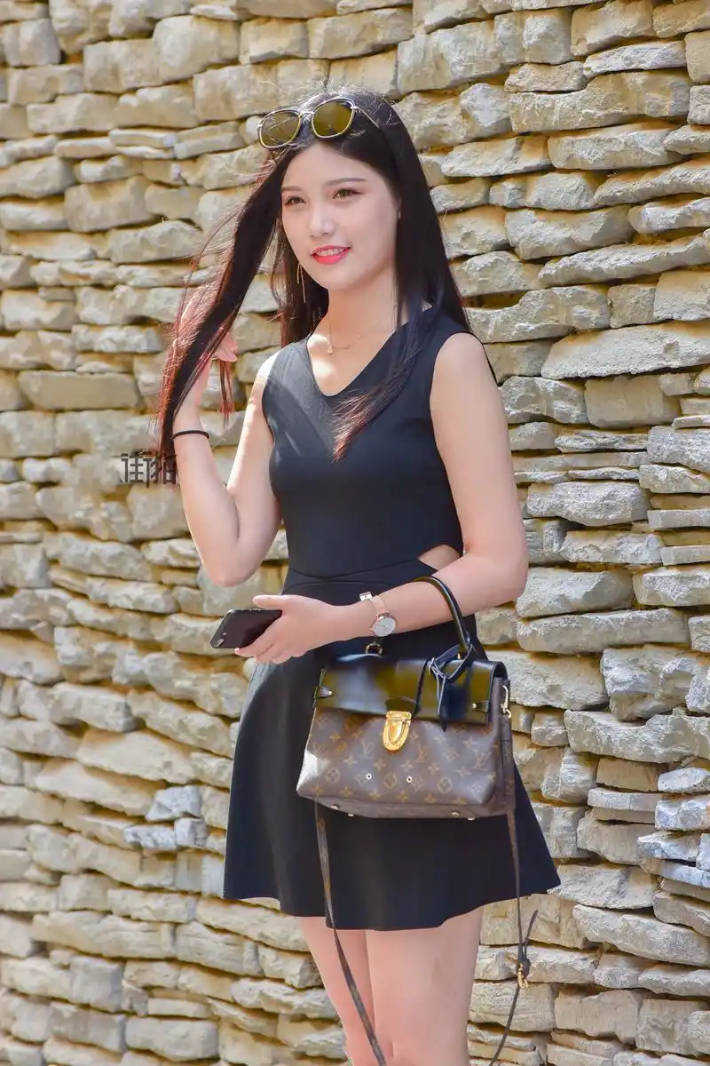 这位气场强大的美女,身材丰腴,一件小西装搭配抹胸吊带开叉连衣裙,尽