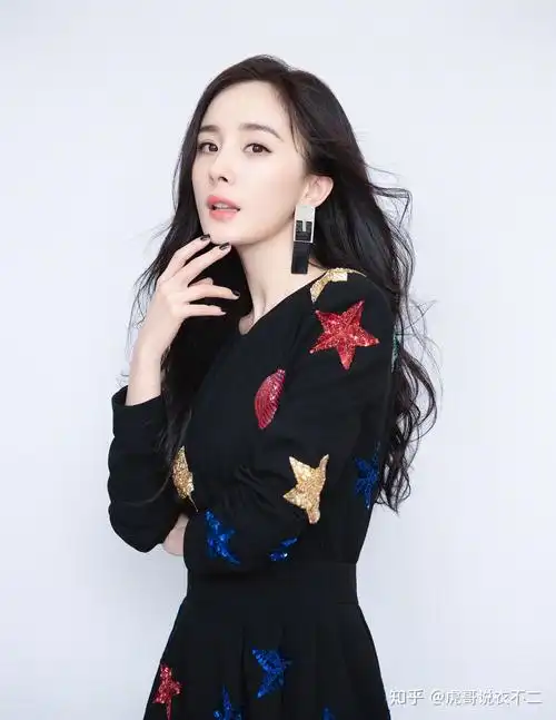 杨幂穿星星短裙凭土味吸睛快来捕捉今日份优雅大幂幂