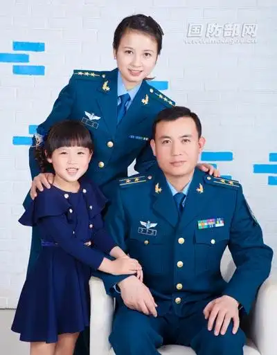 空军八一飞行表演队飞行员米录军和妻子李瑞,女儿米木子的合影照(资料
